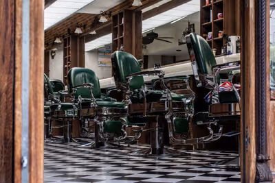 Interior de barbería con sillas clásicas y espejos
