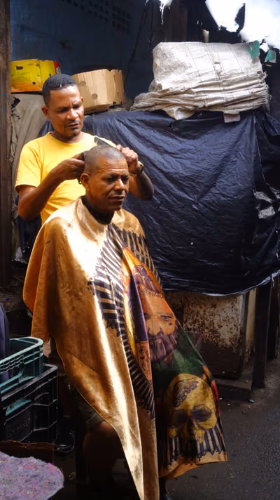 Navaja de barbero sobre cuero